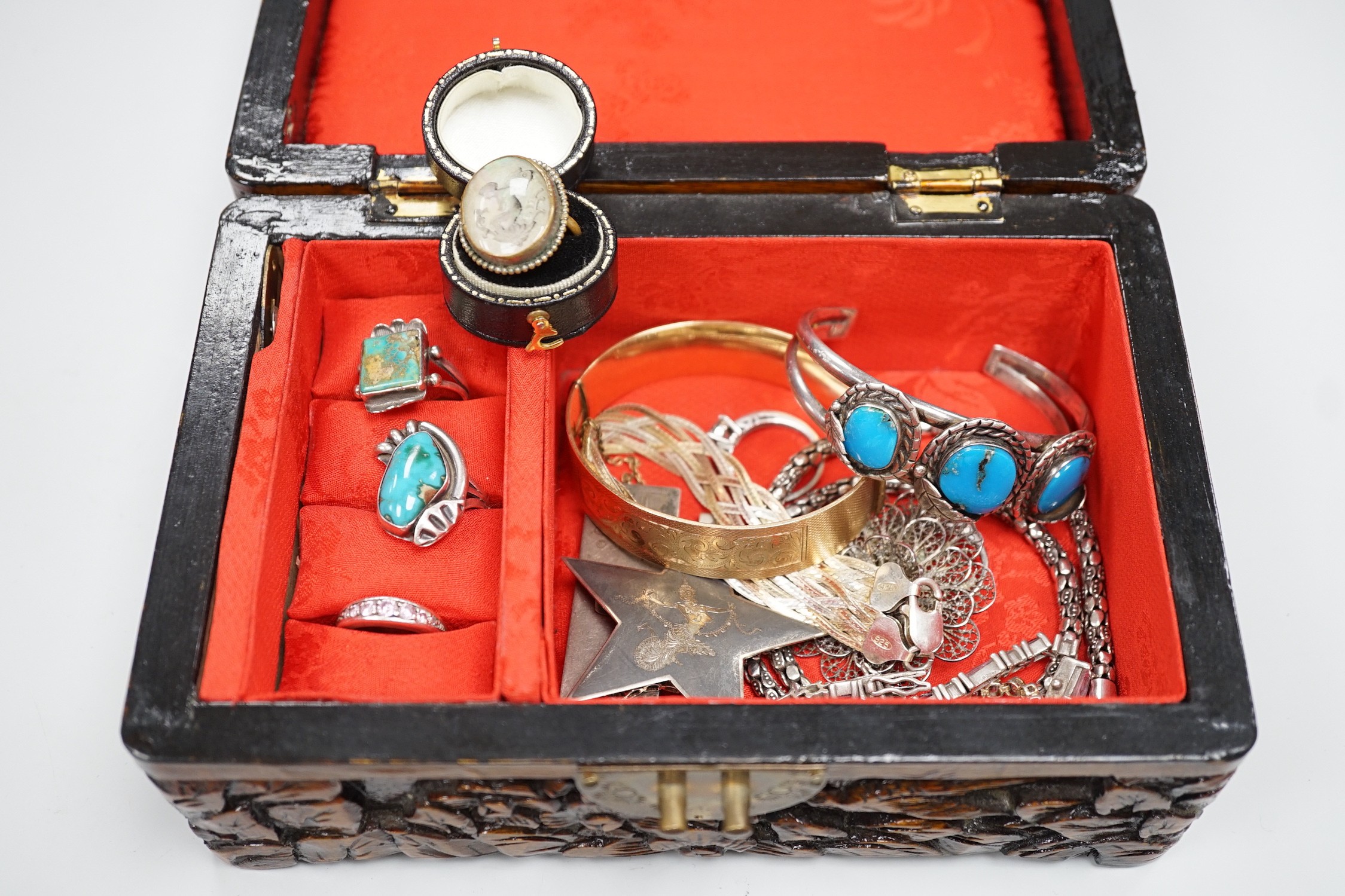 Mixed silver, 925 and costume jewellery.